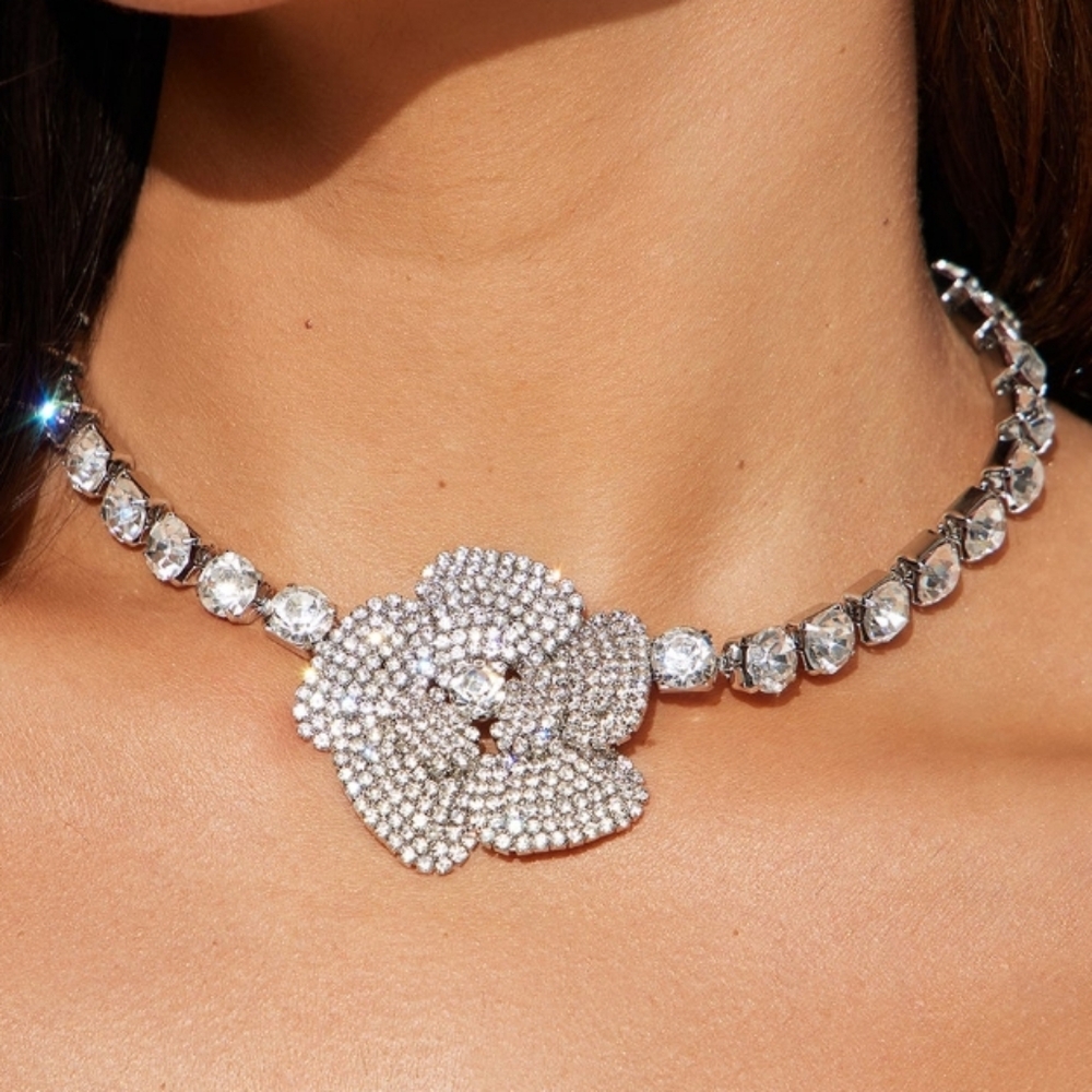 Elegant Silver Floral Necklace